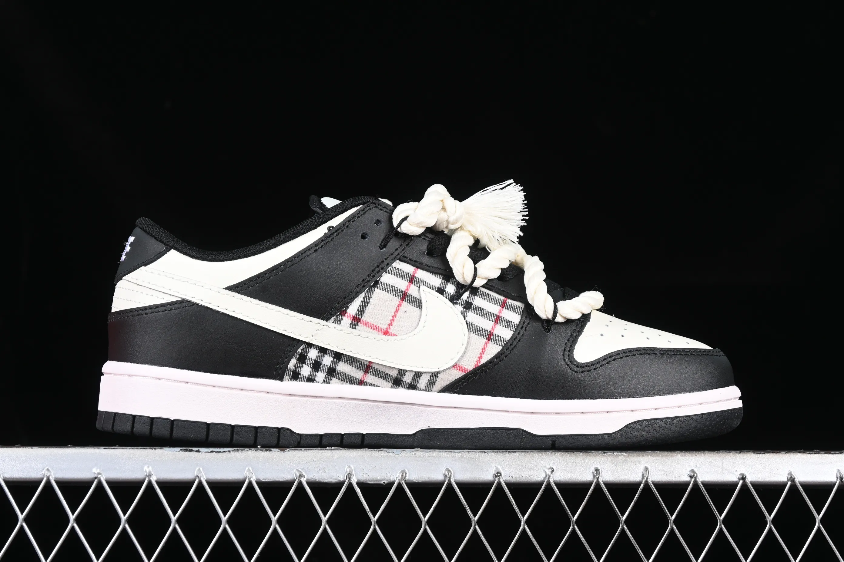 All Categories Nk SB Dunk Series Nk SB Dunk Low Low-top sneakers Nk Dunk Low Fire Heart Scottish distressed oxidation Deconstructed straps SB retro low-top casual sneakers DD1391-100